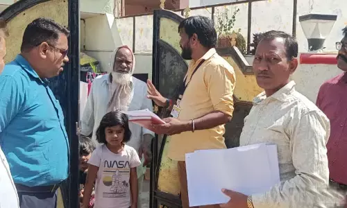 कर वसूलने 25 लोगों का घर जब्त करने पहुंचा मनपा का दस्ता कर वसूलने 25 लोगों का घर जब्त करने पहुंचा मनपा का दस्ता