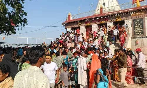 चित्रकूट में साढ़े 3 तो मैहर मंदिर पहुंचे पौने 2 लाख श्रद्धालु