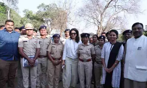 अभिनेत्री रवीना टंडन ने लिया जंगल सफारी का आनंद,  हुए बाघिन के दर्शन