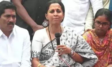 जब तक न्याय नहीं मिलता देशमुख परिवार के साथ -सांसद सुले जब तक न्याय नहीं मिलता देशमुख परिवार के साथ -सांसद सुले