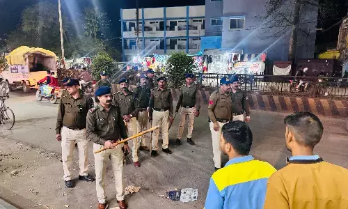 कोतवाली थाना पुलिस ने सोमवार की शाम पैदल घूमकर काटे चालान
