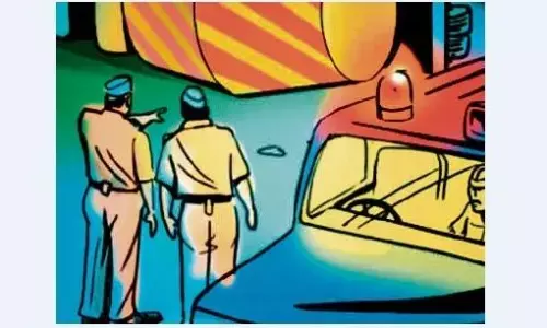 तेज रफ्तार बाइक डिवाइडर से टकराई, दूसरे ट्रैक में चलती कार पर गिरे दोनों युवक