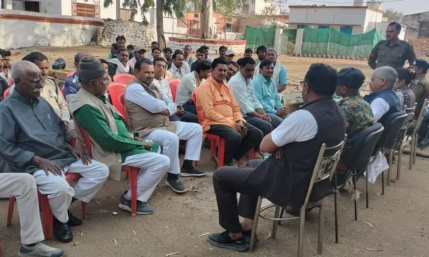 तीसरे दिन भी नहीं हो सकी मृत मिली युवती की शिनाख्त, थाना प्रभारी ने क्षेत्र के लोगों की बैठक लेेकर जानकारी देने की अपील तीसरे दिन भी नहीं हो सकी मृत मिली युवती की शिनाख्त, थाना प्रभारी ने क्षेत्र के लोगों की बैठक लेेकर जानकारी देने की अपील