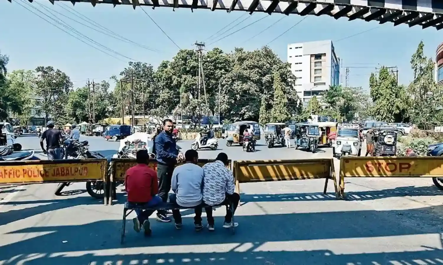 पुल नंबर दो पर टूटे हाइट गेज का नया स्ट्रक्चर लगाने दस घंटे किया मार्ग बंद