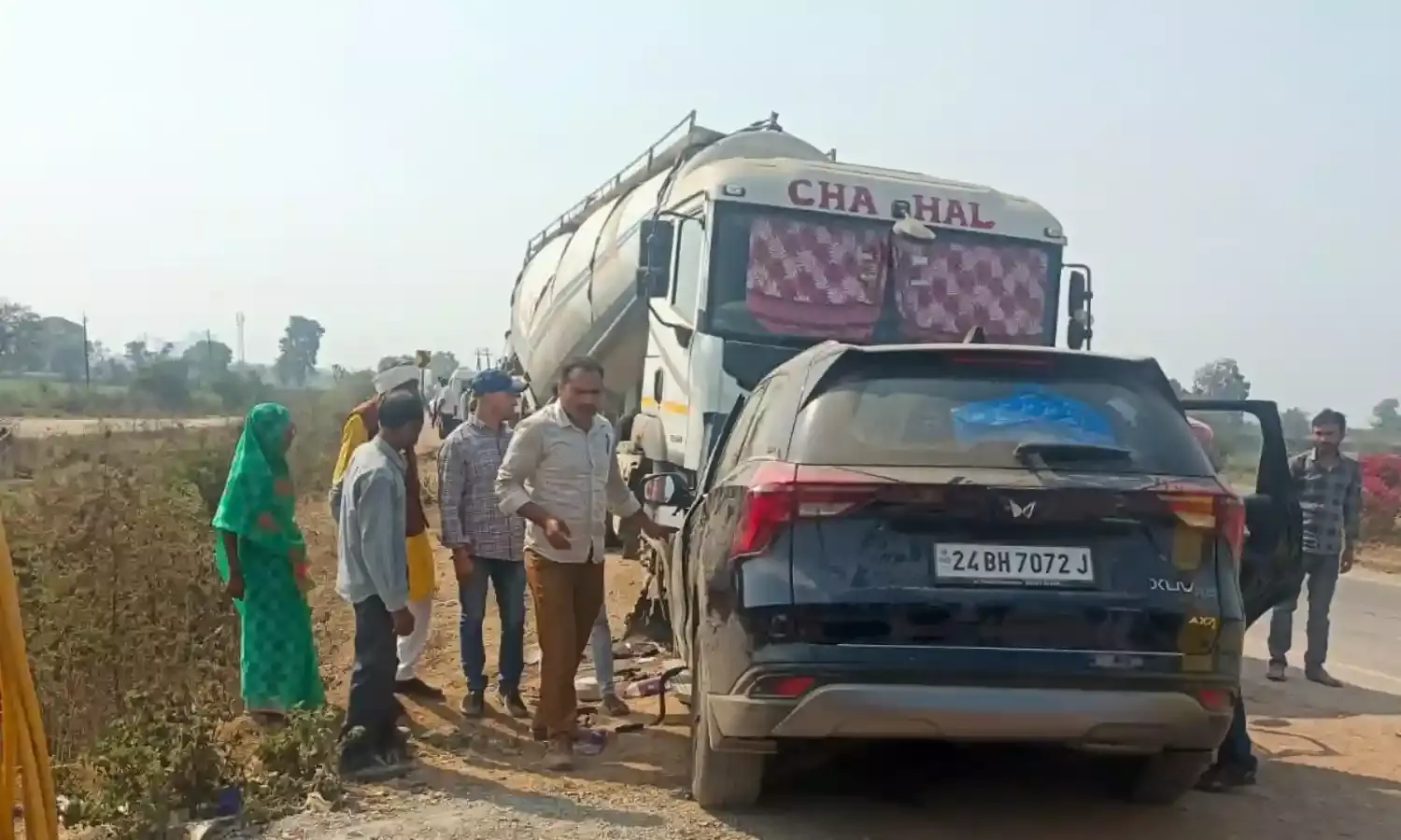राष्ट्रीय राजमार्ग पर खड़े ट्रक से भिड़ी कार, बेटी समेत दम्पति की मौत