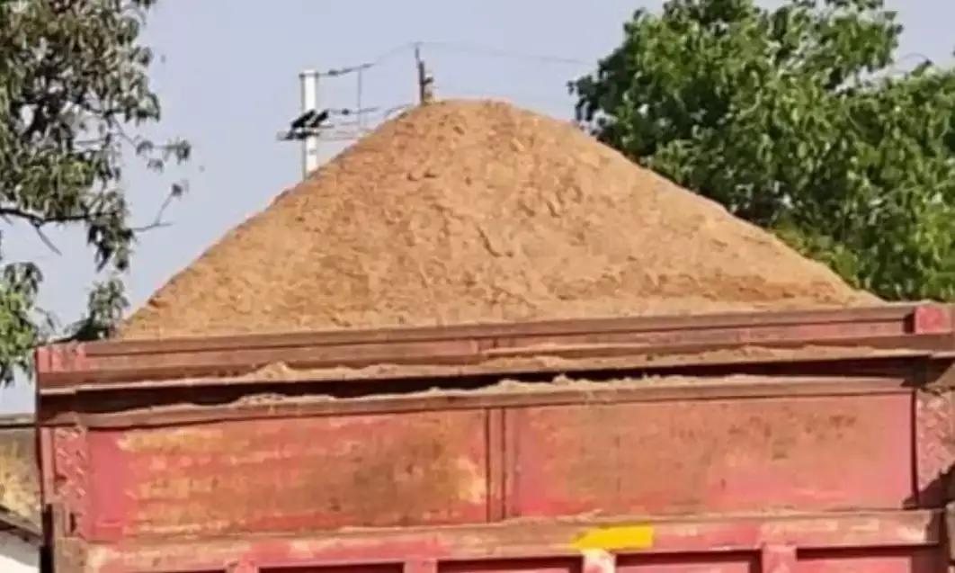 आष्टी में अवैध रेत परिवहन करने वाले दो वाहन जब्त, मामला दर्ज - दो गिफ्तार