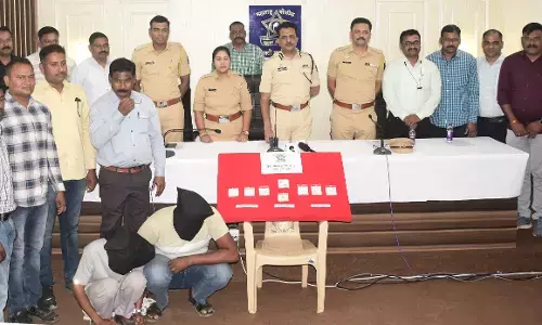 अमरावती में ईरानी चेन स्नेचर्स से लाखों का सोना जब्त अमरावती में ईरानी चेन स्नेचर्स से लाखों का सोना जब्त