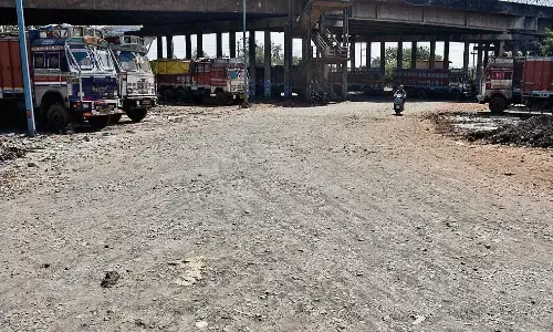 टीन की दीवार भी नहीं रोक पा रही धूल के गुबार आधा दर्जन काॅलोनीवासियों का जीना हुआ दूभर