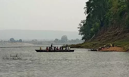 पुल नहीं, जान जोखिम में डाल प्राणहिता नदी पार करते हैं ग्रामीण