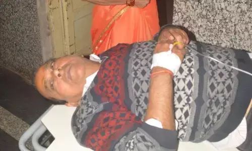 बस की चपेट में आने से ग्वालियर के तीर्थ यात्री की हालत गंभीर बस की चपेट में आने से ग्वालियर के तीर्थ यात्री की हालत गंभीर