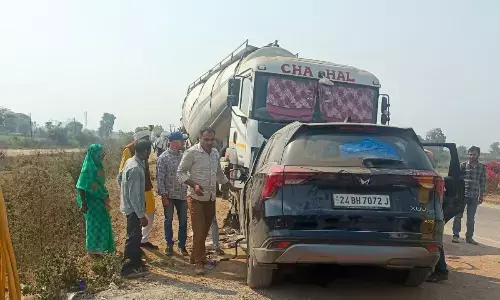 राष्ट्रीय राजमार्ग पर खड़े ट्रक से भिड़ी कार, बेटी समेत दम्पति की मौत राष्ट्रीय राजमार्ग पर खड़े ट्रक से भिड़ी कार, बेटी समेत दम्पति की मौत