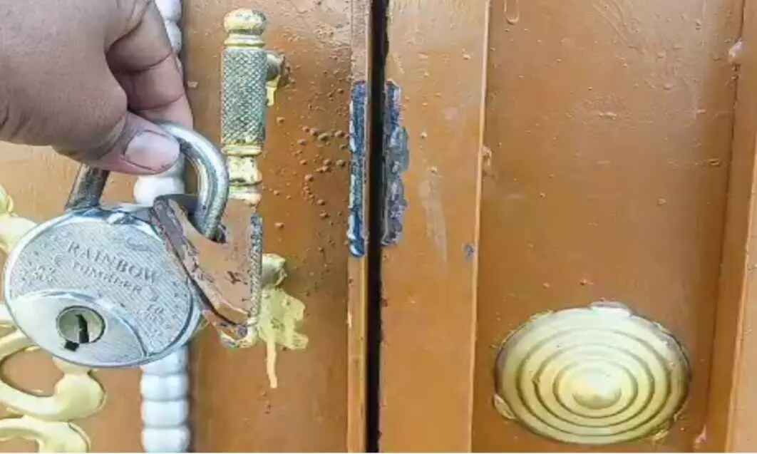 दिनदहाड़े ताला तोड़कर उड़ाए 2 लाख रुपए की नकदी और कीमती आभूषण दिनदहाड़े ताला तोड़कर उड़ाए 2 लाख रुपए की नकदी और कीमती आभूषण