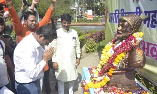 भोपाल में शिवाजी जन्मोत्सव में तहसीलदार ने माइक बंद कराया, लोगों ने प्रतिमा के सामने दिया धरना, तहसीलदार के माफी मांगने के बाद हटे