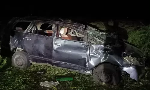 टायर फटने से कार पलटी, महाकुंभ से लौट रहे भोपाल के 8 यात्री घायल टायर फटने से कार पलटी, महाकुंभ से लौट रहे भोपाल के 8 यात्री घायल