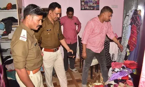 व्यापारी के घर से 4 लाख नकदी के साथ लाखों के गहने चोरी व्यापारी के घर से 4 लाख नकदी के साथ लाखों के गहने चोरी