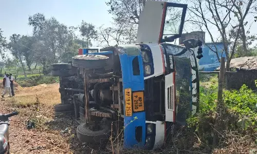 बाइक सवार को बचाने की कोशिश में पलटी बस, 4 यात्री घायल बाइक सवार को बचाने की कोशिश में पलटी बस, 4 यात्री घायल