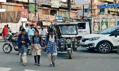 अराजक यातायात, मनमर्जी से पार कर रहे चौराहा
