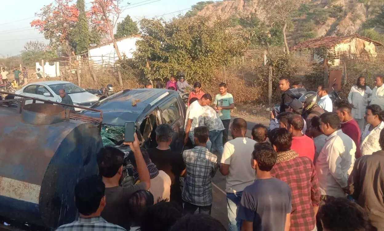 रफ्तार का कहर, बेेलगाम कार ने राहगीरों को रौंदा, तीन लोगों की मौत रफ्तार का कहर, बेेलगाम कार ने राहगीरों को रौंदा, तीन लोगों की मौत