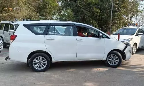 प्रभारी मंत्री के कारकेड में लगी इनोवा और फॉलो वाहन में टक्कर प्रभारी मंत्री के कारकेड में लगी इनोवा और फॉलो वाहन में टक्कर