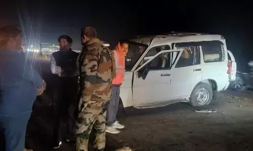 राष्ट्रीय राजमार्ग पर बस और स्कॉर्पियो की भिड़ंत, 3 की मौत, 4 घायल राष्ट्रीय राजमार्ग पर बस और स्कॉर्पियो की भिड़ंत, 3 की मौत, 4 घायल