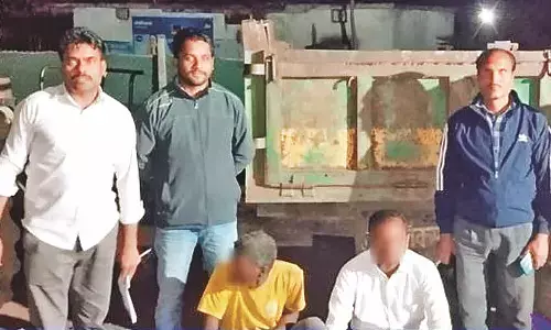 चिखला माइंस के जंगल से मैंगनीज लदा ट्रैक्टर जब्त, दो गिरफ्तार