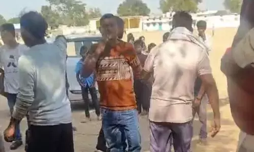 पंचायत भवन में रोजगार सहायक से की मारपीट, कंप्यूटर भी तोड़ा पंचायत भवन में रोजगार सहायक से की मारपीट, कंप्यूटर भी तोड़ा