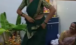 सत्यानारायण कथा सुनने गईं आंटी, गाना सुनकर गईं भटक, सारी भक्ति छोड़कर लगीं भोजपुरी गाने में नाचने