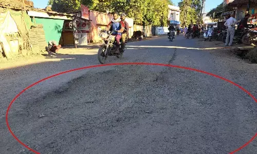 खस्ताहाल सिंहपुर रोड में आए दिन हादसे, गड्ढे भरने में लापरवाही, वाहन चालक परेशान