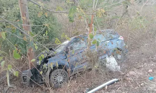 महाकुंभ से लौट रही कार पेड़ से टकराई, महिला की मौत