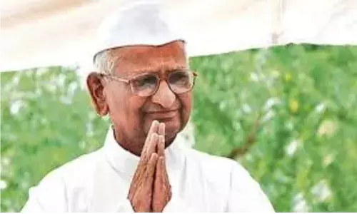 अन्ना हजारे हुए आक्रामक - इशारों इशारों में कोकाटे और मुंडे के इस्तीफे की मांग
