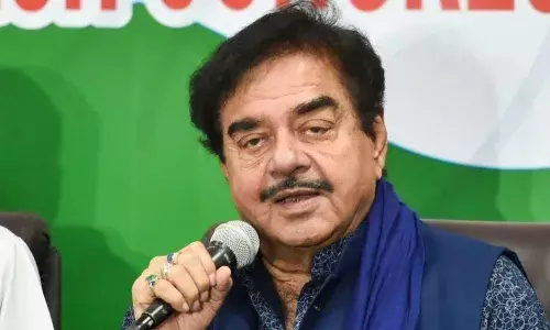 TMC सांसद शत्रुघ्न सिन्हा ने महाकुंभ भगदड़ पर किए सवाल, ममता बनर्जी के नेतृत्व में होने वाले गंगासागर मेला की तारीफ की