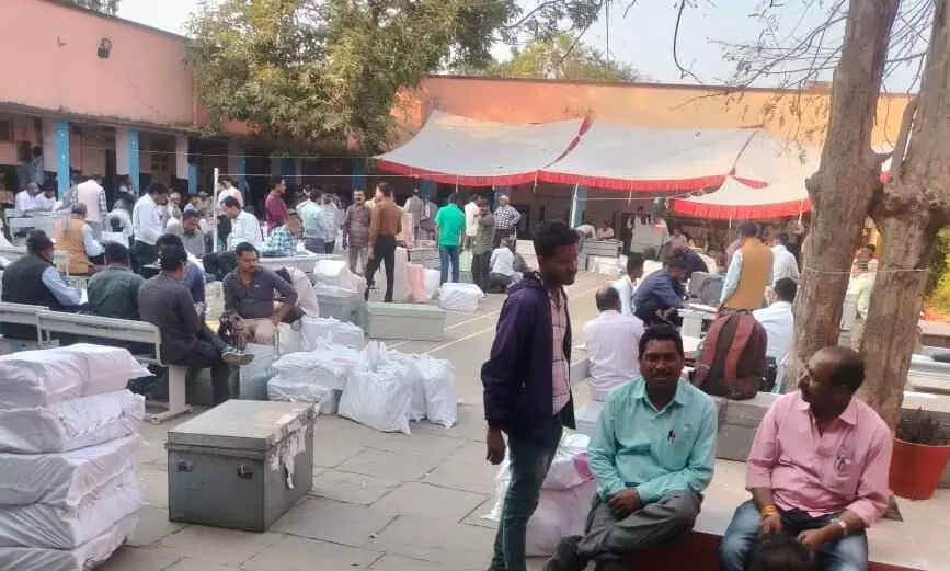 बोर्ड परीक्षा के प्रश्न-पत्रों सहित परीक्षा सामग्री केन्द्राध्यक्षों को सौंपी गई बोर्ड परीक्षा के प्रश्न-पत्रों सहित परीक्षा सामग्री केन्द्राध्यक्षों को सौंपी गई