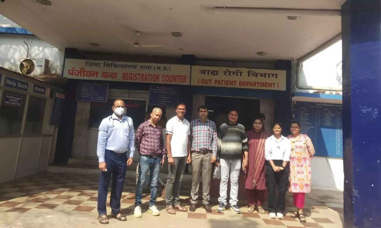 चिकित्सकों ने काली पट्टी बांधकर किया कार्य चिकित्सकों ने काली पट्टी बांधकर किया कार्य