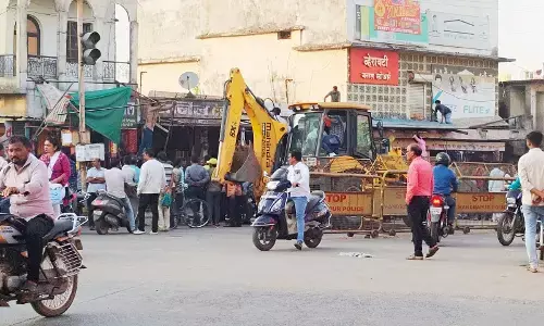 नोटिस देने पर भी नहीं माने व्यापारी तो अतिक्रमण पर चलाया बुलडोजर