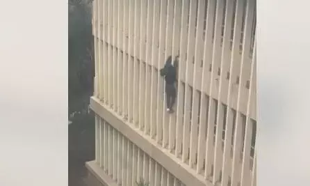 कोर्ट की दीवार से बिल्कुल आराम से निकला आरोपी और फिसलकर तेजी से भागा, वीडियो हो रहा है वायरल