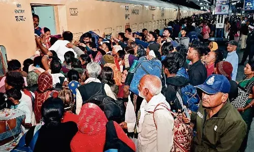 38 दिन में 145 ट्रेनों से 6.5 लाख यात्रियों ने किया महाकुंभ का सफर