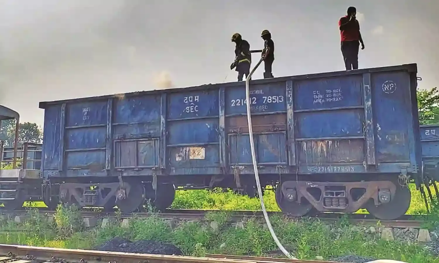 कोयले से भरी 2 वैगन से निकला धुआं,  15 हजार लीटर पानी का उपयोग