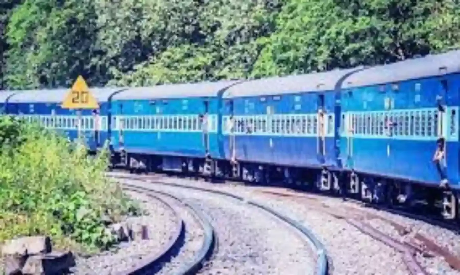 होली पर्व के लिए 28 स्पेशल ट्रेन, यात्रियों को सौगात, पुणे-मुंबई के लिए सुविधा