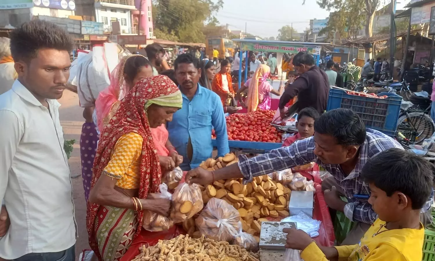 शाहनगर में बीच सड़क पर लग रहा हाट बाजार, बड़े हादसे का इंतजार शाहनगर में बीच सड़क पर लग रहा हाट बाजार, बड़े हादसे का इंतजार