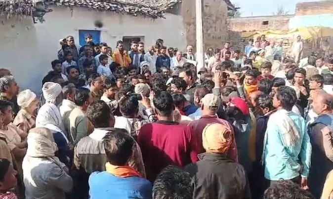 युवक की मौत के बाद पुलिस चौकी बराछ का आक्रोशित जनता ने किया घेराव युवक की मौत के बाद पुलिस चौकी बराछ का आक्रोशित जनता ने किया घेराव