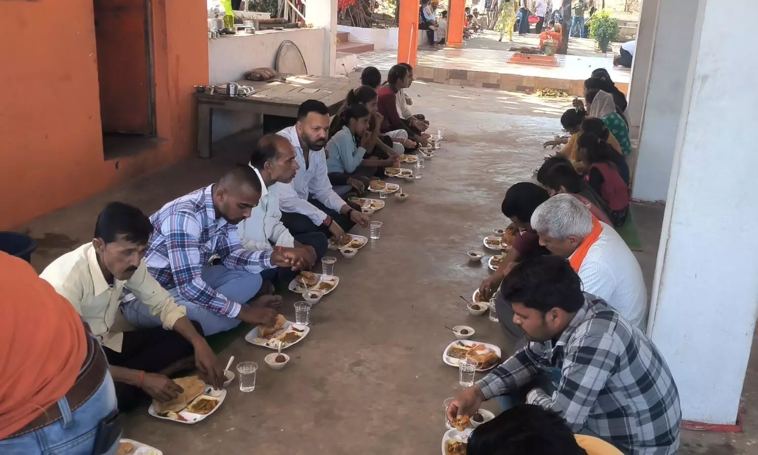 राजादहार मंदिर में आयोजित हुआ भण्डारा, भक्तों में उमड़ा उत्साह राजादहार मंदिर में आयोजित हुआ भण्डारा, भक्तों में उमड़ा उत्साह