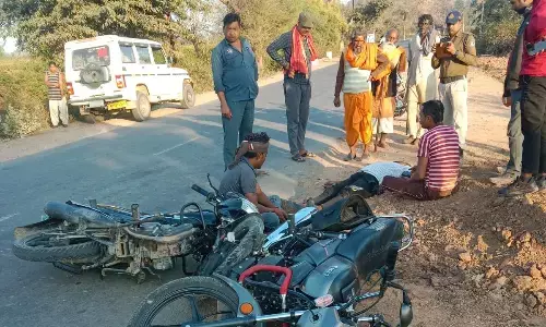 दो बाइकों की भिड़ंत में साले की मौत, जीजा समेत 2 जख्मी दो बाइकों की भिड़ंत में साले की मौत, जीजा समेत 2 जख्मी