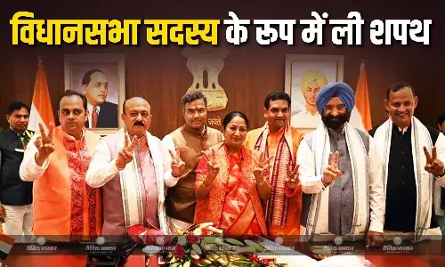 CM रेखा गुप्ता ने अपनी कैबिनेट के साथ विधानसभा सदस्य के तौर पर ली शपथ, उपराज्यपाल सक्सेना कल करेंगे सदन को संबोधित