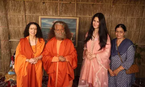 एक्ट्रेस कैटरीना कैफ सास के साथ पहुंची महाकुंभ, अक्षय कुमार ने संगम में लगाई डुबकी, योगी सरकार की जमकर की तारीफ