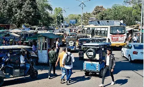 फेंसिंग के 10 फीट बाहर तक लगीं दुकानें सड़क हो रही जाम, अधिकारी बेपरवाह