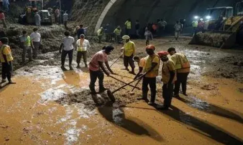 सुरंग में अंदर फंसे हुए 8 लोगों के बचने की संभावना कम- मंत्री राव सुरंग में अंदर फंसे हुए 8 लोगों के बचने की संभावना कम- मंत्री राव