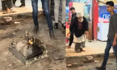 भारत के खिलाफ मिली शर्मनाक हार के बाद पाक फैंस का फूटा गुस्सा, डंडे और पत्थर तोड़कर किया चकनाचूर