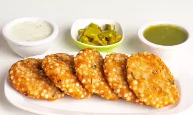 भगवान शिव को लगाना चाहते हैं महाशिवरात्रि पर भोग, तो घर पर बनाएं स्वादिष्ट साबूदाना वड़े, देखें रेसिपी