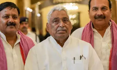 CM योगी के गिद्ध-सूअर वाले बयान से बौखलाई सपा, नेता प्रतिपक्ष ने कहा - वो होश में नहीं हैं