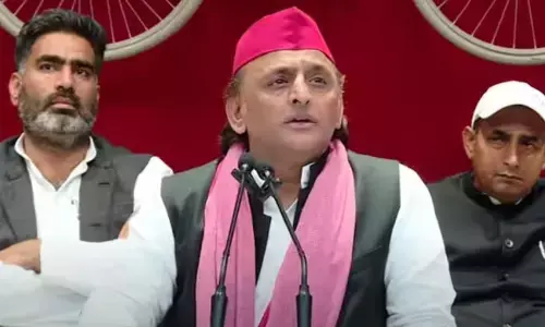 सीएम योगी आदित्यनाथ के गिद्ध और सुअर वाले बयान पर गरमाई सियासत, अखिलेश यादव ने किया पलटवार सीएम योगी आदित्यनाथ के गिद्ध और सुअर वाले बयान पर गरमाई सियासत, अखिलेश यादव ने किया पलटवार